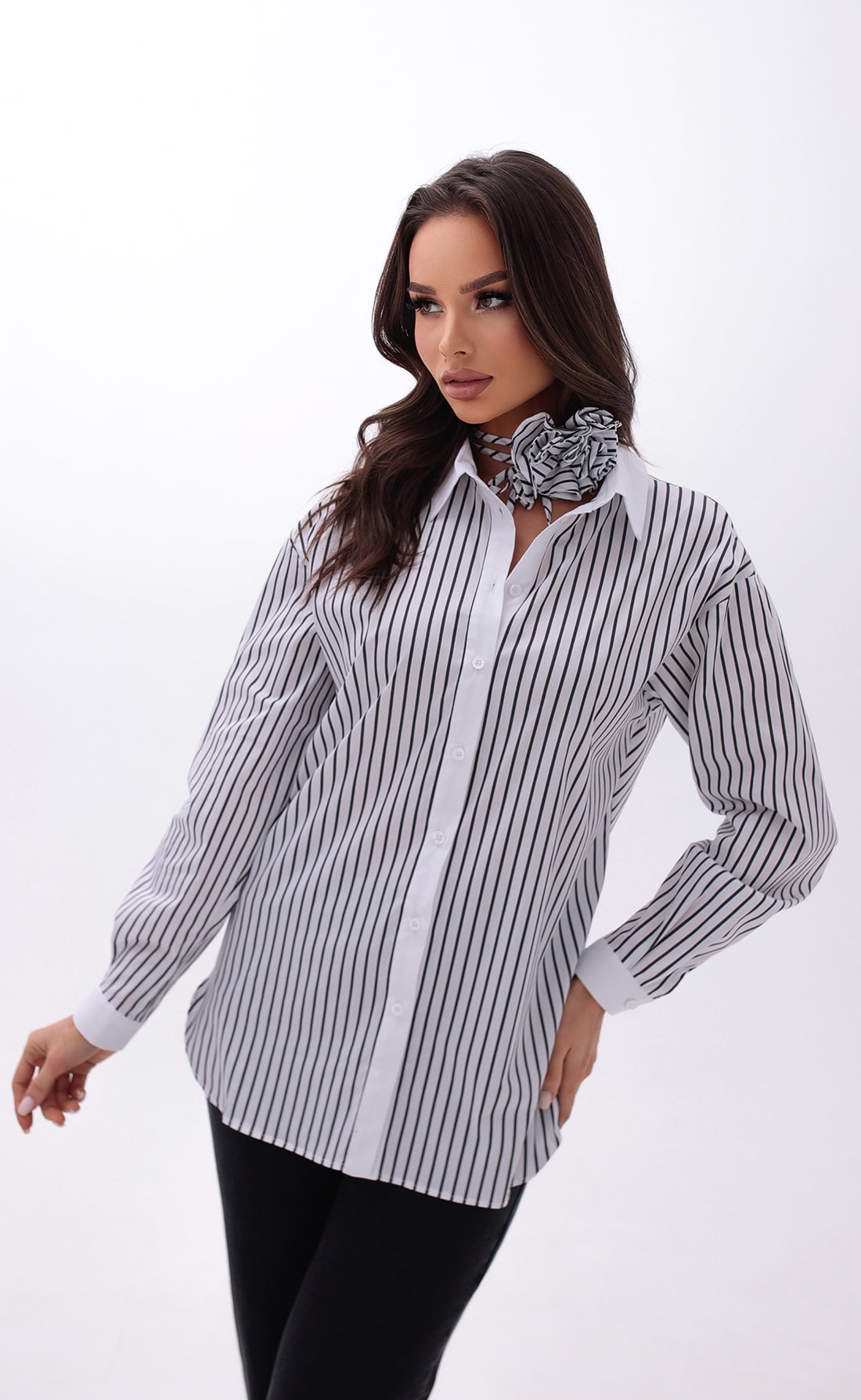 Комплект блуза в полоску с чокером черно-белый