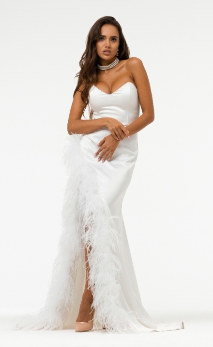 Платье в пол бюстье с декоративным пером белый