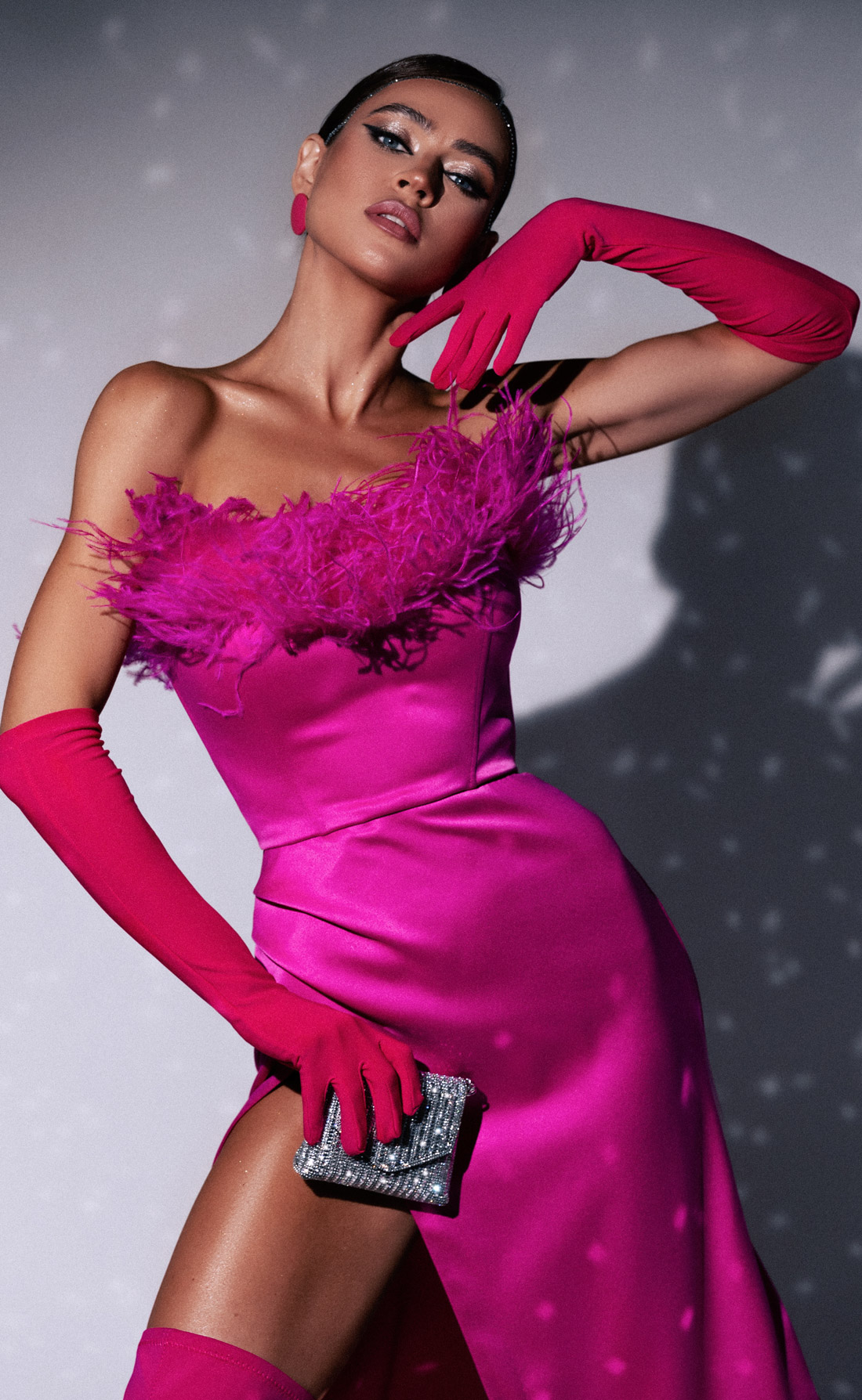 Платье в пол Дольяни с перьями фуксия — Купить в интернет-магазине женской одежды Malina Bonita
